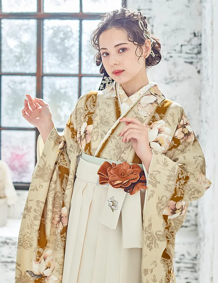 明るくポップなからし色の小振袖。華やかな印象でみんなの視線を独り占め♡