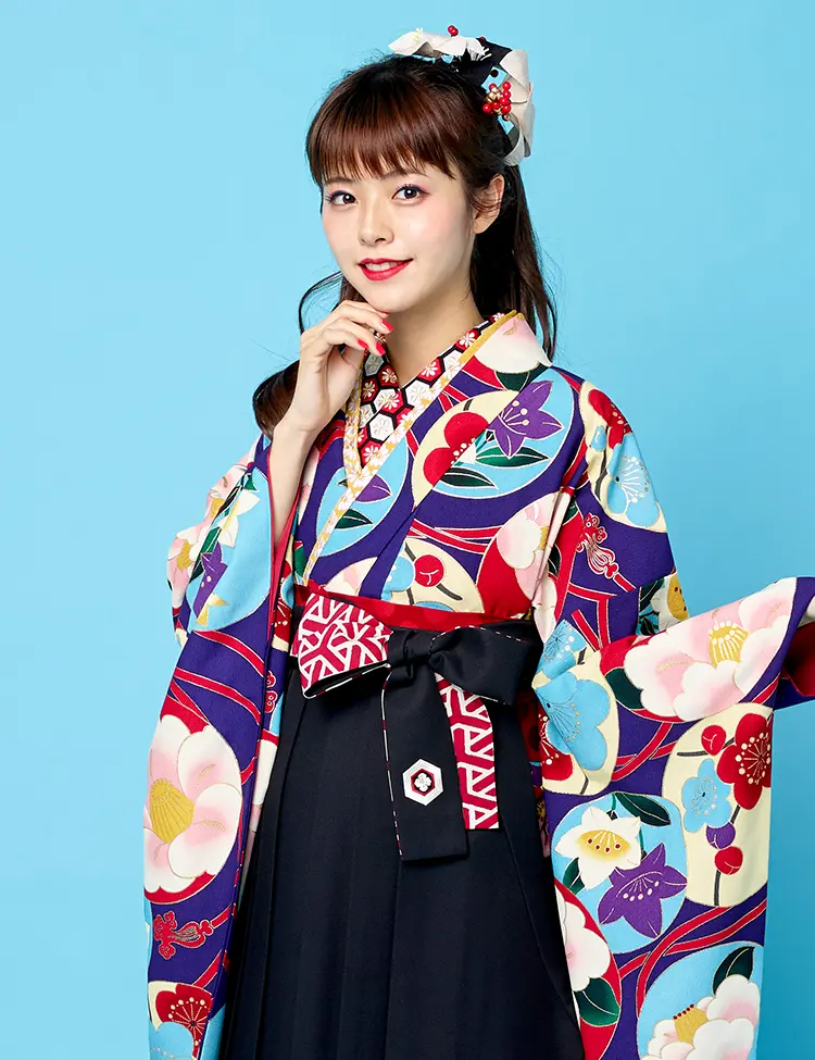 上品で大人っぽい印象の紫の小振袖は、神秘的で美しい印象♡