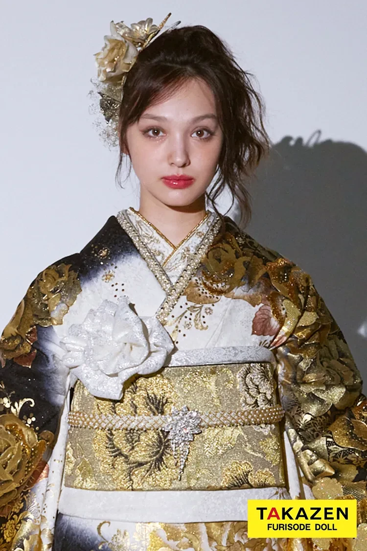 TAKAZENのレンタル振袖 グラマラス　白/黒/ゴールド(金色)　バラ柄　派手　1番目立つ　ギャル振袖　スワロフスキー史上最多数　キラキラ　ゴージャス　香川るな【通販可】21050