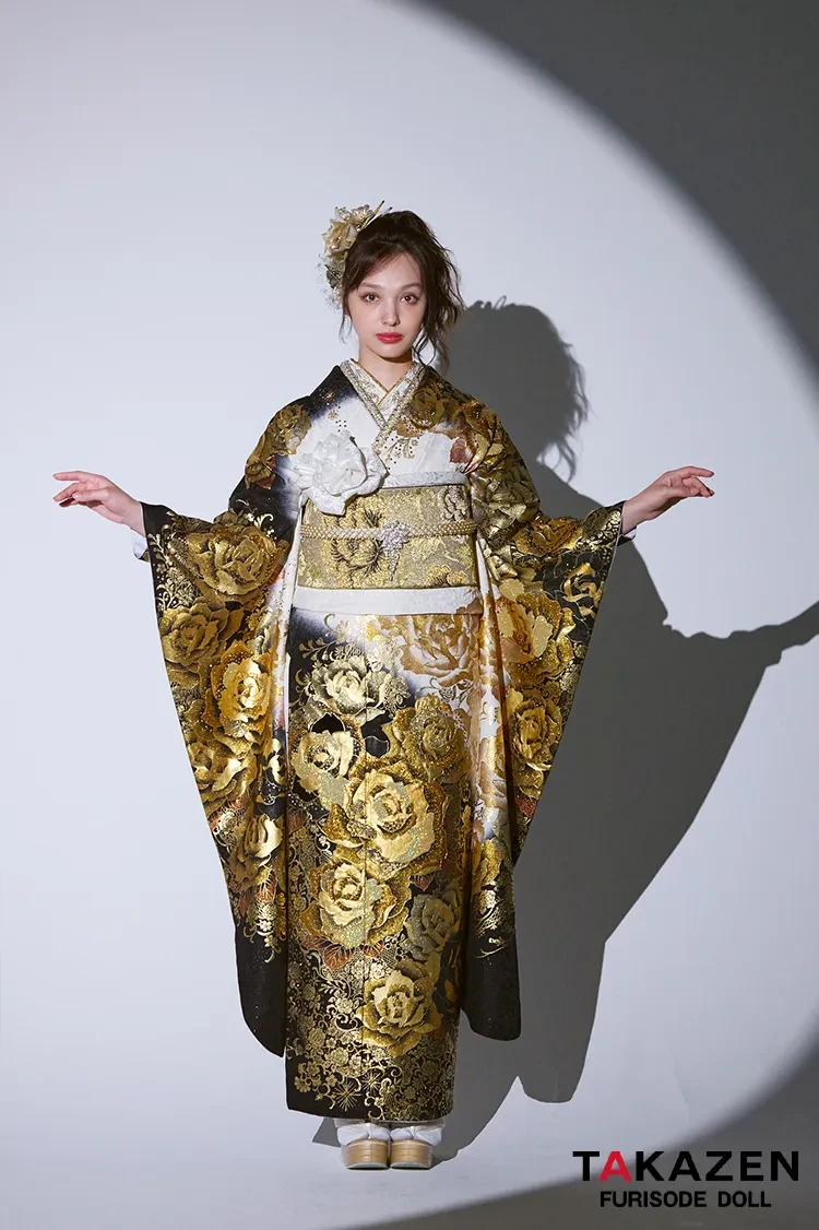 TAKAZENのレンタル振袖 グラマラス　白/黒/ゴールド(金色)　バラ柄　派手　1番目立つ　ギャル振袖　スワロフスキー史上最多数　キラキラ　ゴージャス　香川るな【通販可】21050