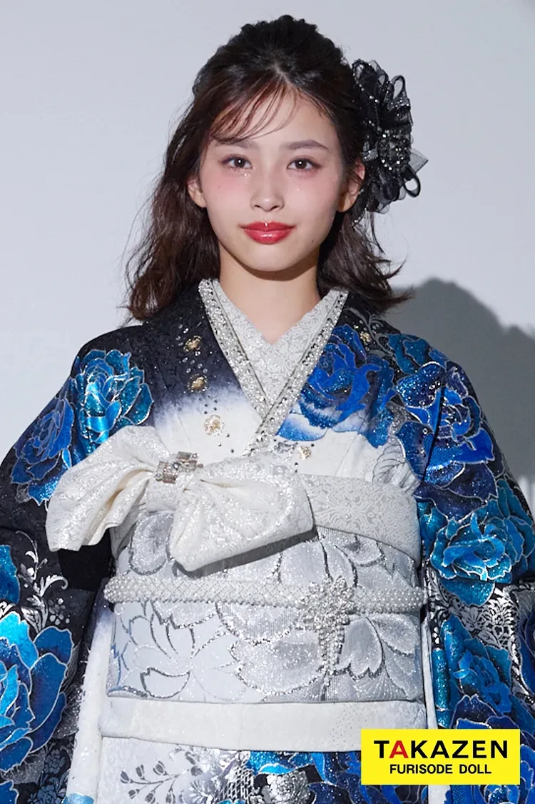 TAKAZENのレンタル振袖 クール系 青(ブルー)/白/黒 薔薇柄 ギャル系 派手 一番目立つ キラキラ振袖 豪華 スワロフスキー付き 柄多い かっこいい 谷田ラナ【通販可】 21051