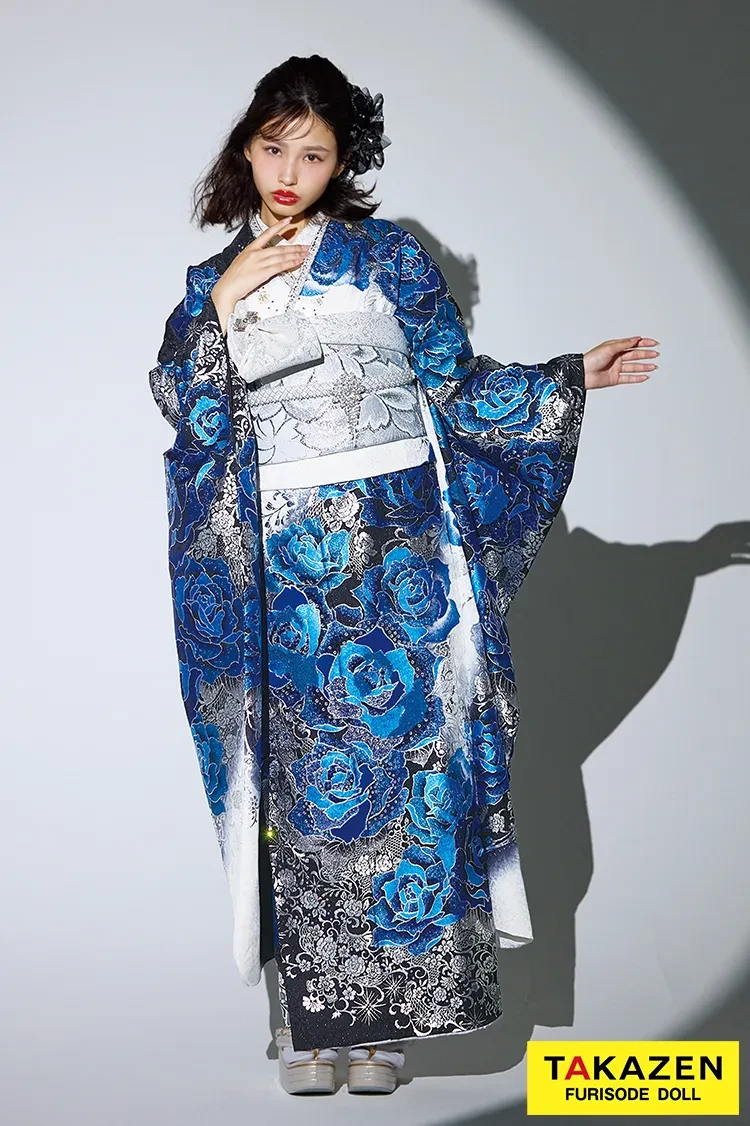 TAKAZENのレンタル振袖 クール系　青(ブルー)/白/黒　薔薇柄　ギャル系　派手　一番目立つ　キラキラ振袖　豪華　スワロフスキー付き　柄多い　かっこいい　谷田ラナ【通販可】　21051