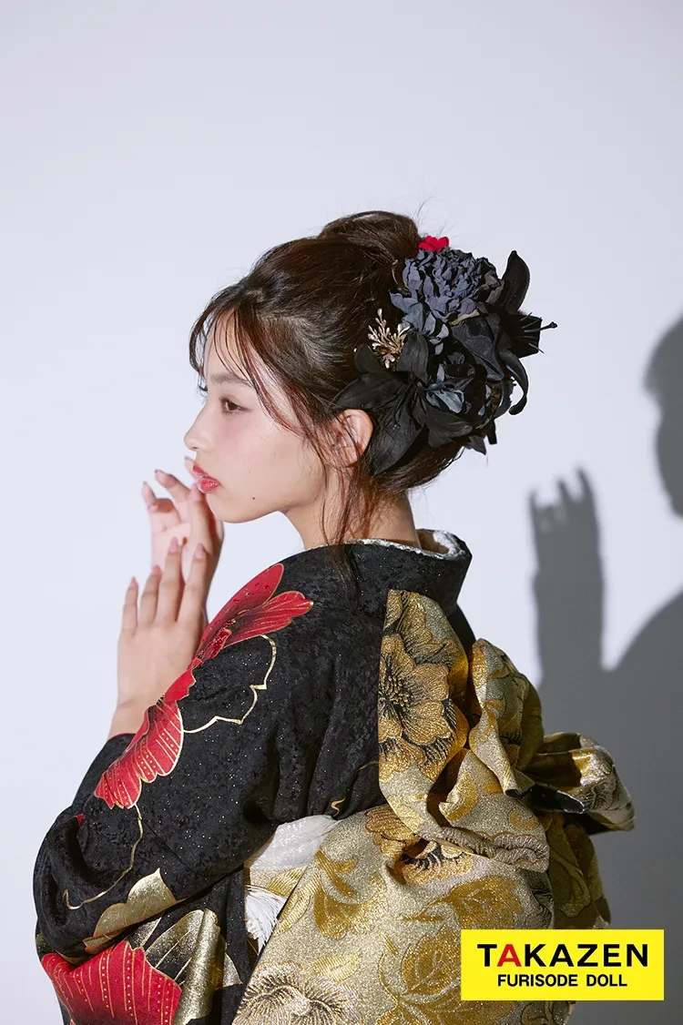 TAKAZENのレンタル振袖 モード系グラマラス 赤/黒/金 バラ/大柄 派手かわいい キラキラ 目立つ ギャル振袖 グラマラス スワロフスキー付き かっこいい 谷田ラナ【通販可】 32103