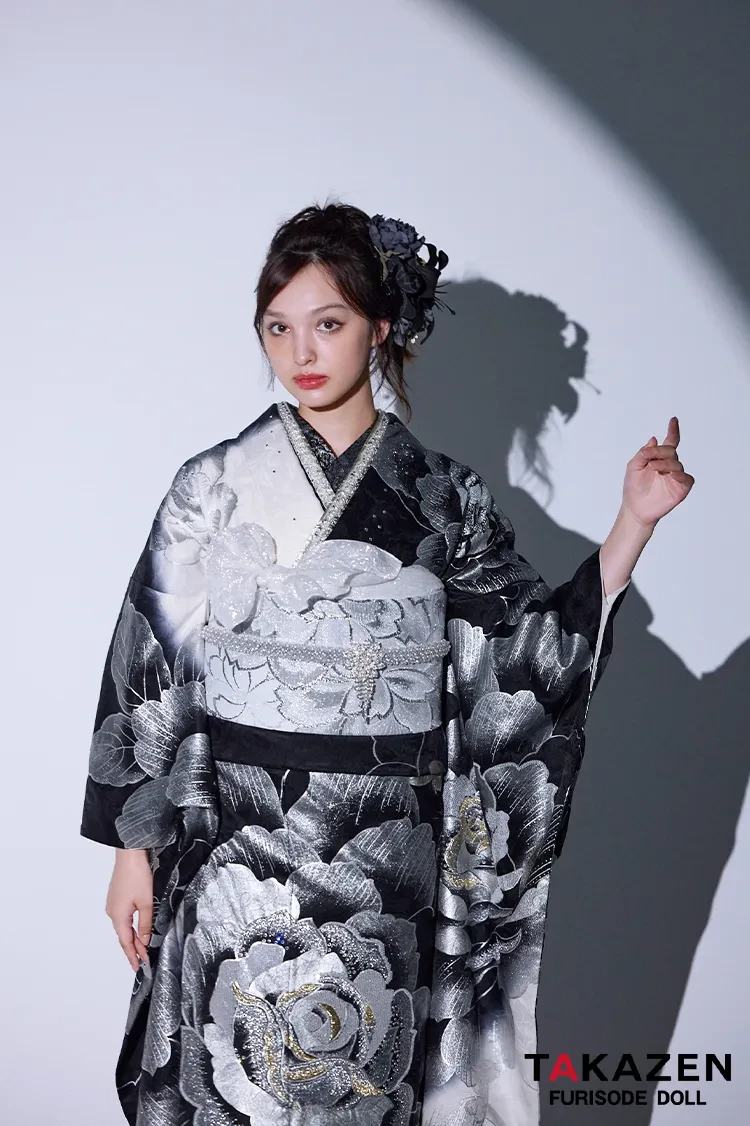 TAKAZENのレンタル振袖 クール系 黒/シルバー(銀色) 薔薇柄 一番人気 派手 目立つ かっこいい振袖 クール キラキラスワロフスキー付き ギャル 香川るな【通販可】32105