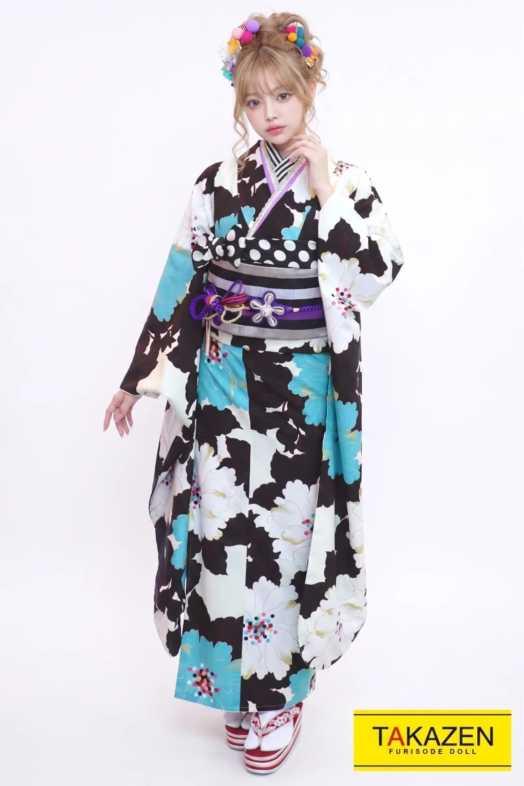 TAKAZENのレンタル振袖 レトロ 白/黒/水色 ボタン柄/総柄 個性的 目立つ振袖 かわいい系 玉城ティナ×紅一点ブランド振袖【通販可】K0027