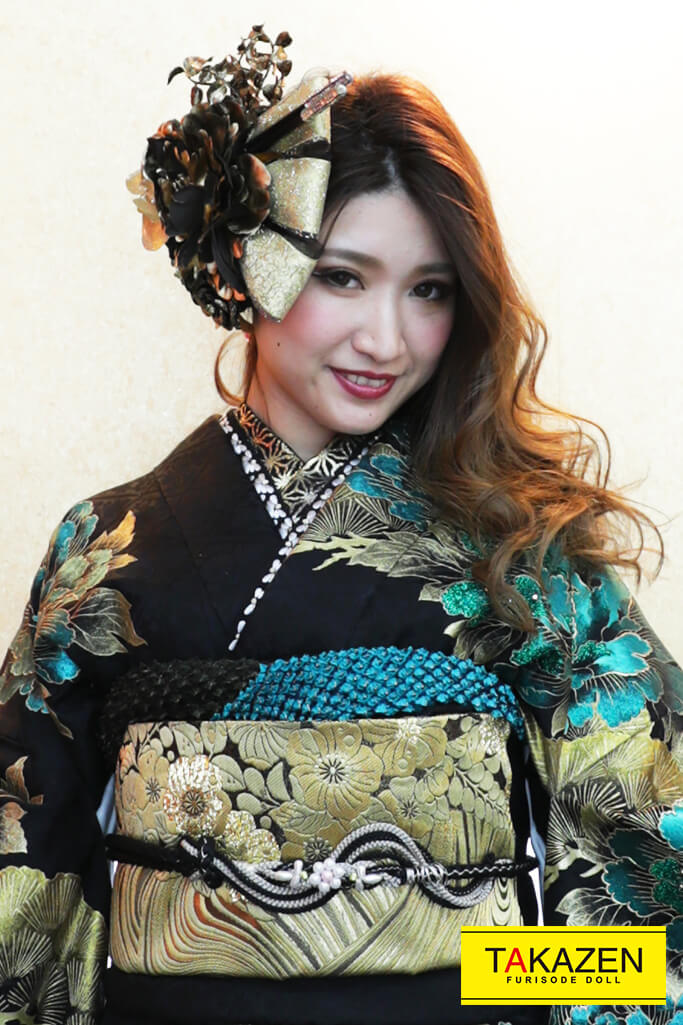 派手渋いジャパンモード 花魁風かっこいい 振袖 黒 ゴールド 金色 Yk0123 Japan Mode 成人式振袖 卒業式袴レンタル 前撮りなら Takazen 大阪 梅田 心斎橋 堺 兵庫 神戸 奈良の店舗へ