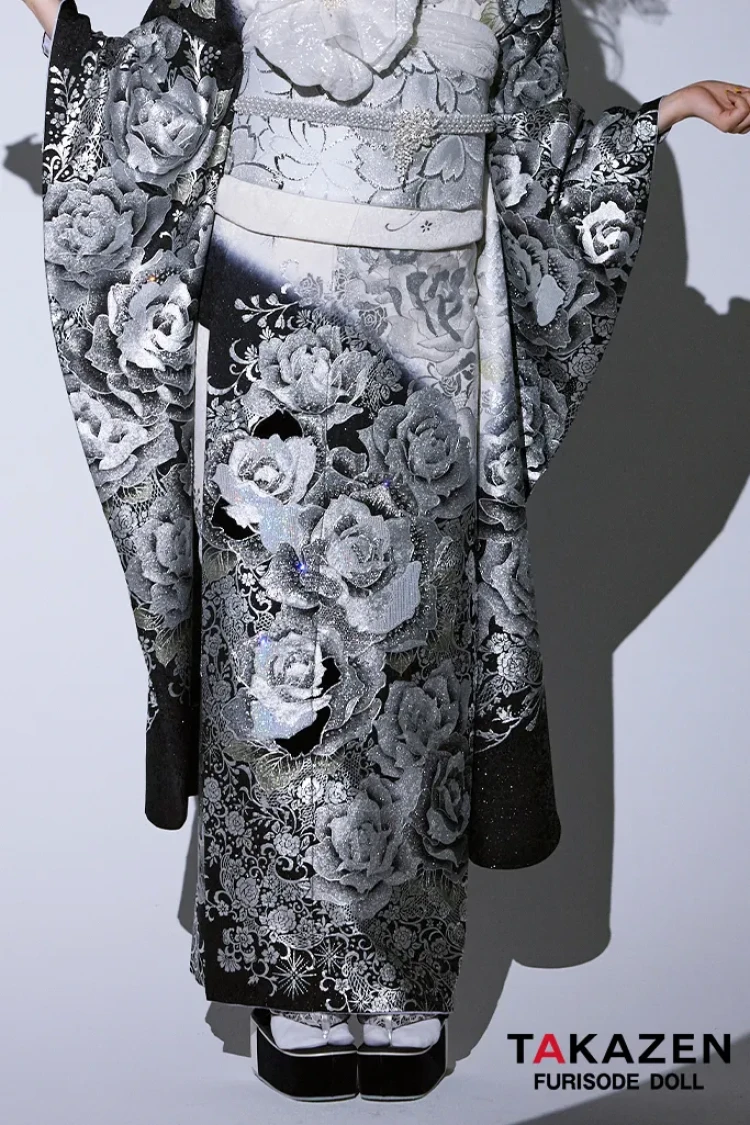 TAKAZENのレンタル振袖 モード系　黒/シルバー(銀色)　バラ柄　一番人気　派手　ギャル振袖　目立つ　かっこいい　キラキラスワロフスキー付き　ゴージャス　伊藤桃々【通販可】22006