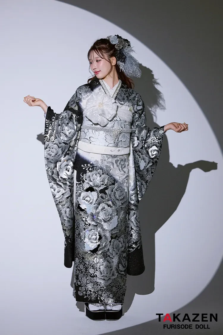 TAKAZENのレンタル振袖 モード系　黒/シルバー(銀色)　バラ柄　一番人気　派手　ギャル振袖　目立つ　かっこいい　キラキラスワロフスキー付き　ゴージャス　伊藤桃々【通販可】22006