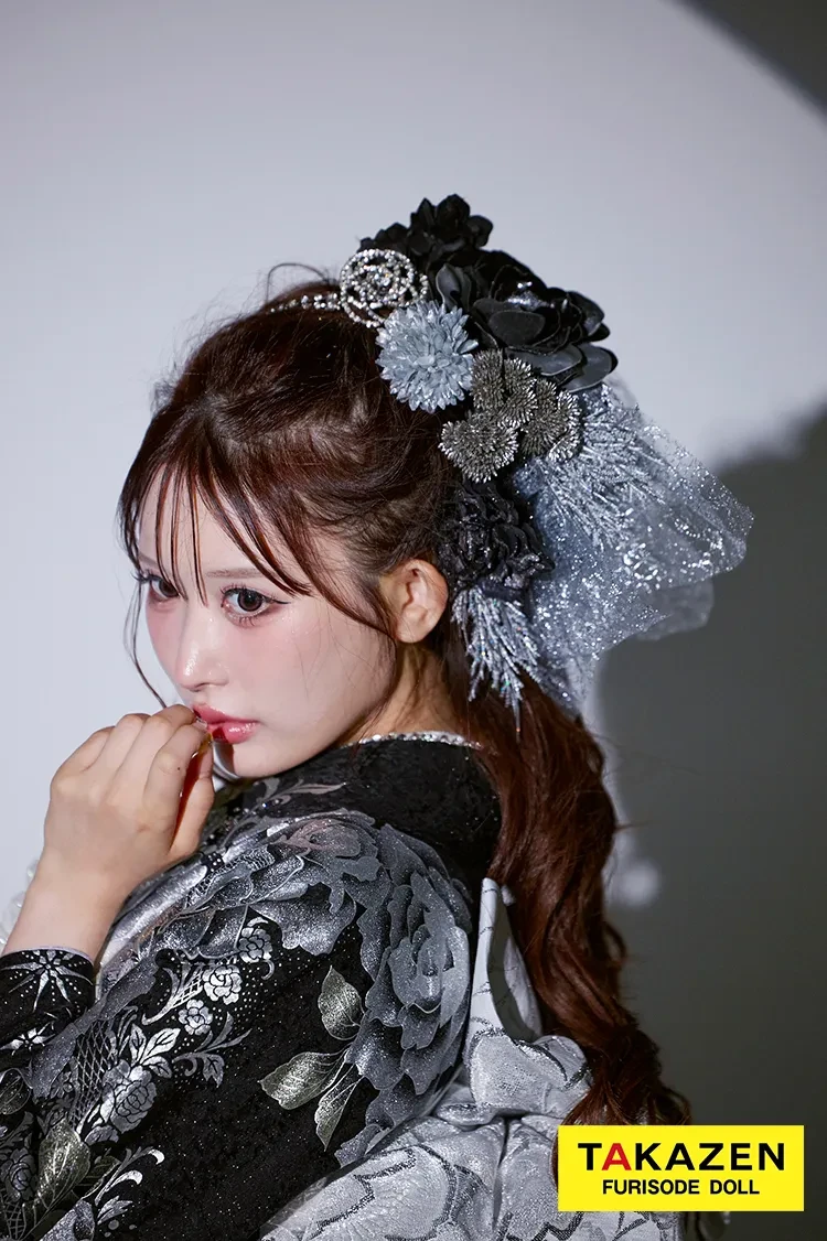 TAKAZENのレンタル振袖 モード系　黒/シルバー(銀色)　バラ柄　一番人気　派手　ギャル振袖　目立つ　かっこいい　キラキラスワロフスキー付き　ゴージャス　伊藤桃々【通販可】22006