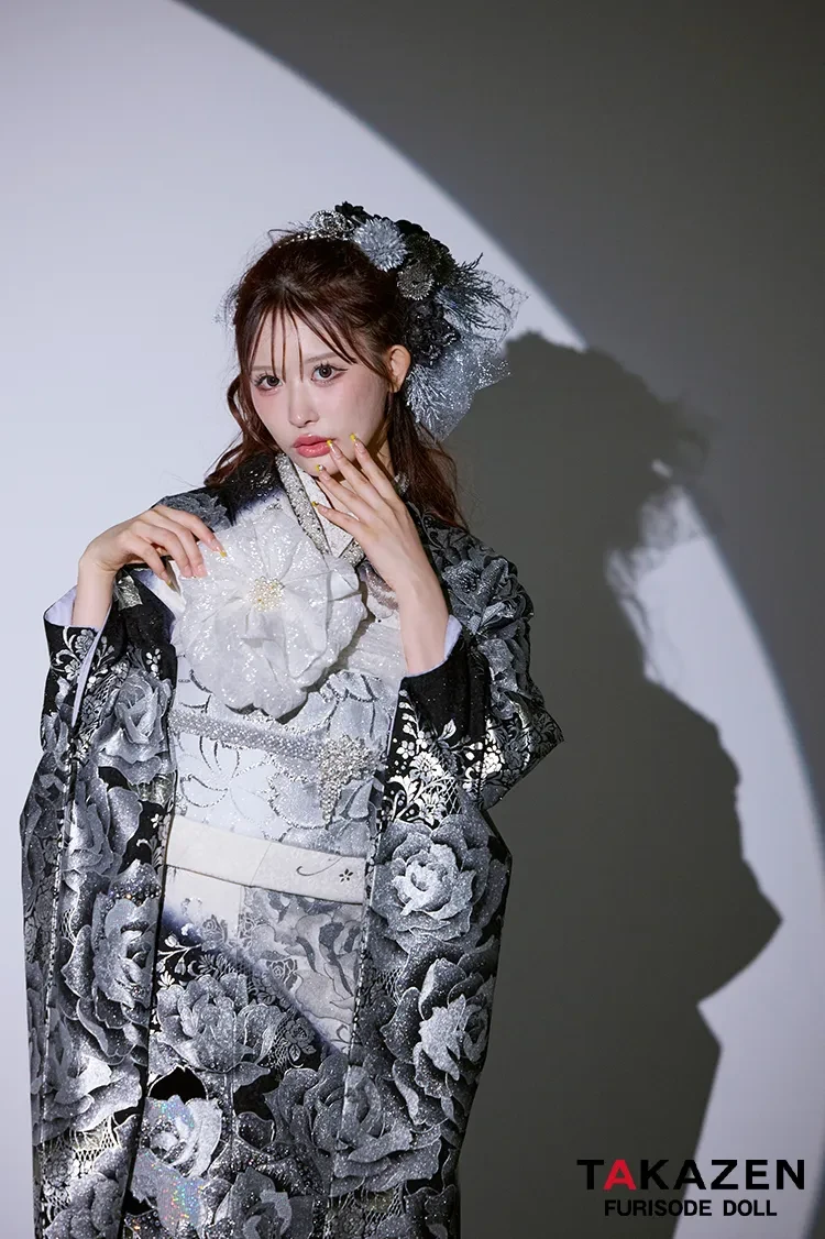 TAKAZENのレンタル振袖 モード系　黒/シルバー(銀色)　バラ柄　一番人気　派手　ギャル振袖　目立つ　かっこいい　キラキラスワロフスキー付き　ゴージャス　伊藤桃々【通販可】22006