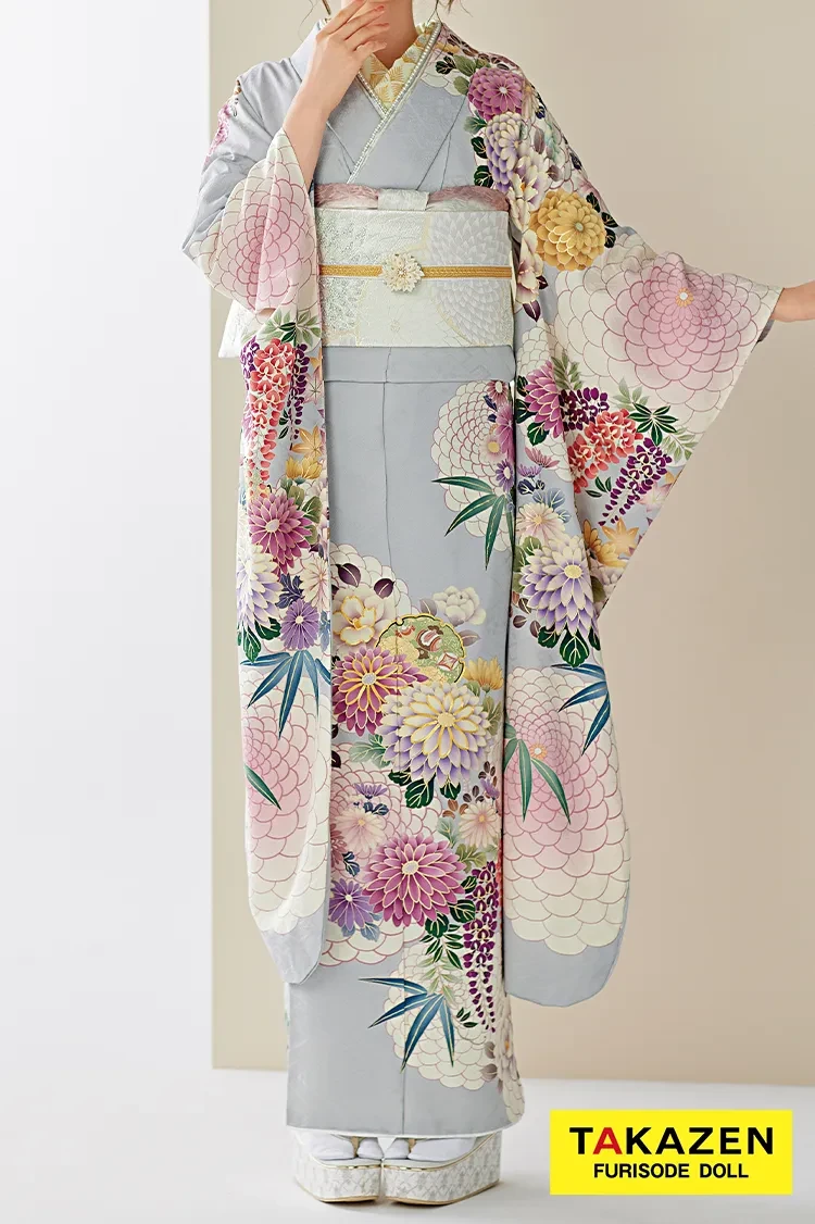 TAKAZENのレンタル振袖 くすみカラー古典　グレー/ニュアンスカラー　菊柄　清楚　大人っぽい　上品　統一感のある着こなし【通販可】25022