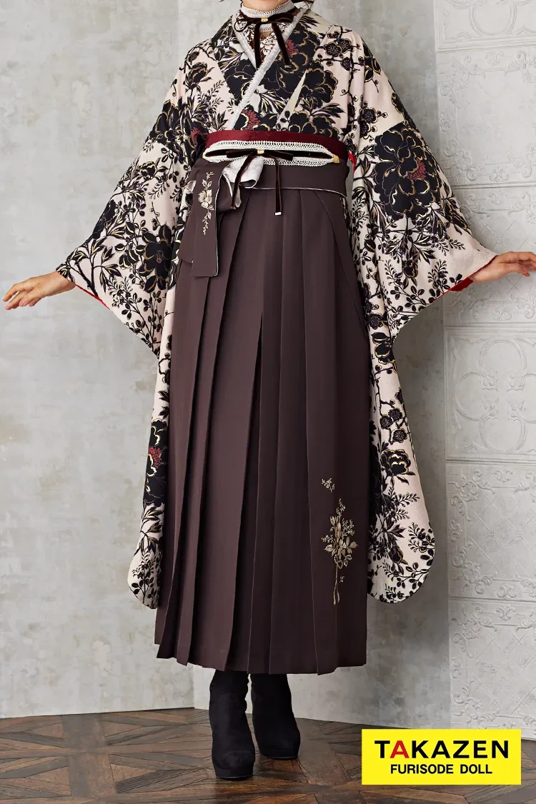 TAKAZENのレンタル袴 くすみカラーレトロ　ベージュ/ダスティーカラー　牡丹柄　アンティーク調　人気　チョーカー/ブーツコーデ【通販可】R25005