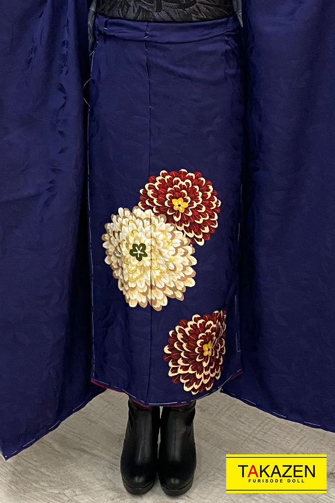 TAKAZENのレンタル振袖 ヴィンテージスタイル　紺/ネイビー/黒　すっきり柄/菊柄　シンプル振袖　ワンポイント　大人っぽい　ブーツスタイル【通販可】YK169
