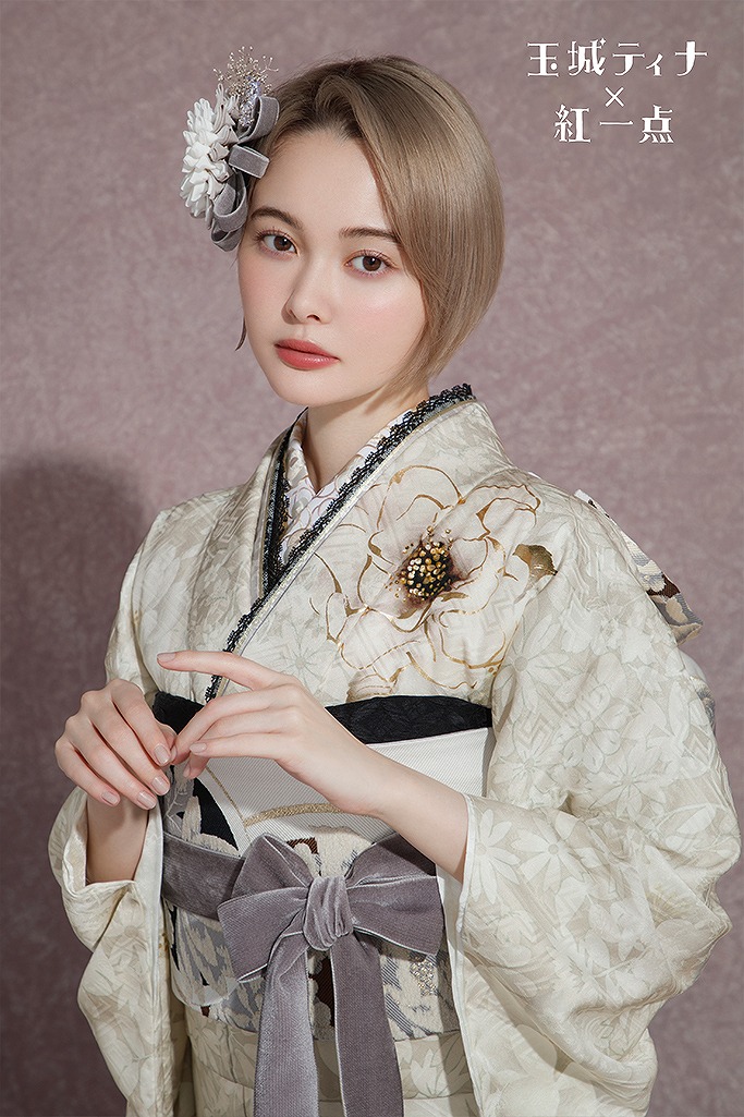 成人式人気振袖 レンタルフルセット 通販可 大人っぽいヴィンテージレトロ 玉城ティナ 紅一点 白 グレー K293 振袖 袴レンタルなら Takazen 大阪 心斎橋 堺 兵庫 神戸 奈良の店舗へ