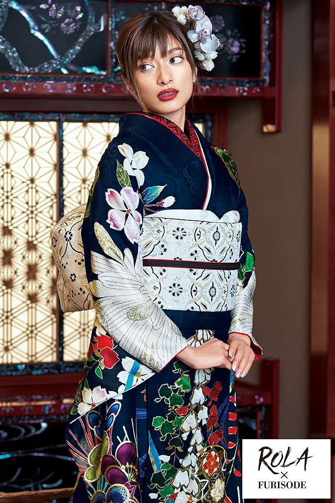 ローラ振袖 ネイビー/ブルー(青色)  大人っぽい/華やか/上品/派手/古典/可愛い/個性的【通販可】K333｜成人式振袖・卒業式袴レンタル・前撮りなら【TAKAZEN】大阪（梅田・心斎橋・堺）兵庫（神戸三宮）奈良の店舗へ
