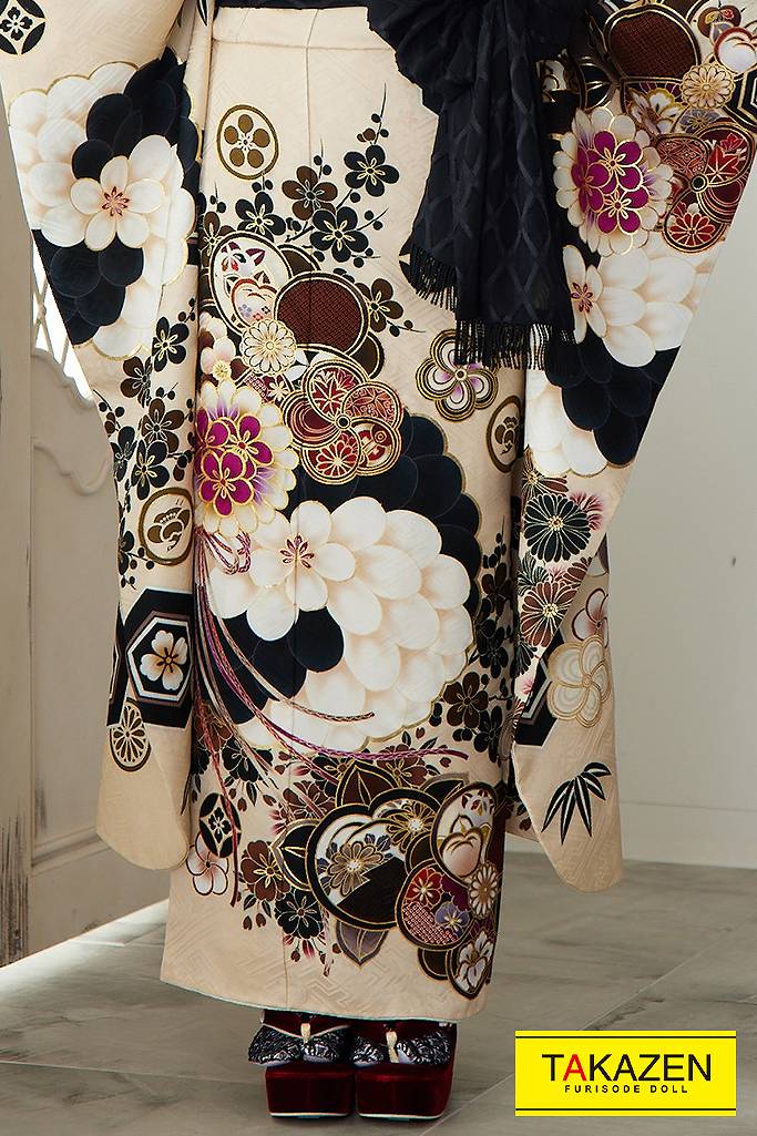人気くすみ系おしゃれヴィンテージ 大きな菊柄 ベージュ 黒 23年新作 成人式振袖 卒業式袴レンタル 前撮りなら Takazen 大阪 梅田 心斎橋 堺 兵庫 神戸三宮 奈良の店舗へ