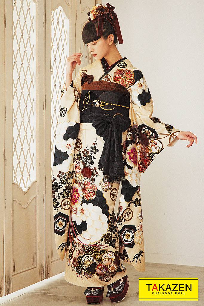 人気くすみ系おしゃれヴィンテージ 大きな菊柄 ベージュ 黒 23年新作 成人式振袖 卒業式 袴レンタル 前撮りなら Takazen 大阪 梅田 心斎橋 堺 兵庫 神戸 奈良の店舗へ
