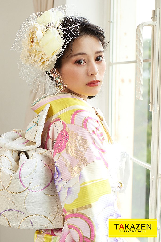 おしゃれ中世ヨーロッパヘップバーン かわいいカメリア柄 黄色 ピンク ヘップバーン 大人かわいい成人式の振袖 成人式振袖 卒業式 袴レンタル 前撮りなら Takazen 大阪 梅田 心斎橋 堺 兵庫 神戸 奈良の店舗へ
