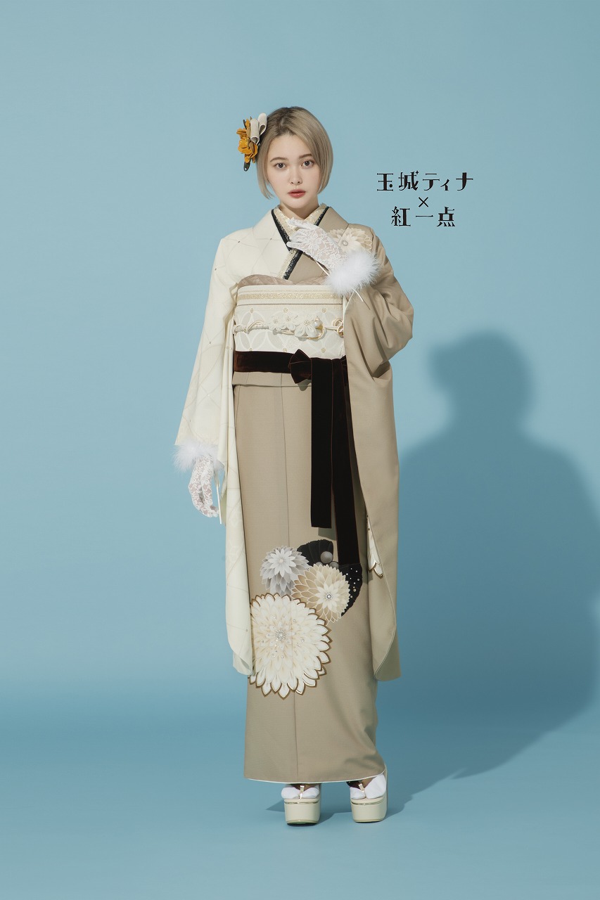 TAKAZENのレンタル振袖 【玉城ティナ×紅一点】ベージュ/クリーム/くすみカラー　かわいい　ヴィンテージレト　【通販可】K296