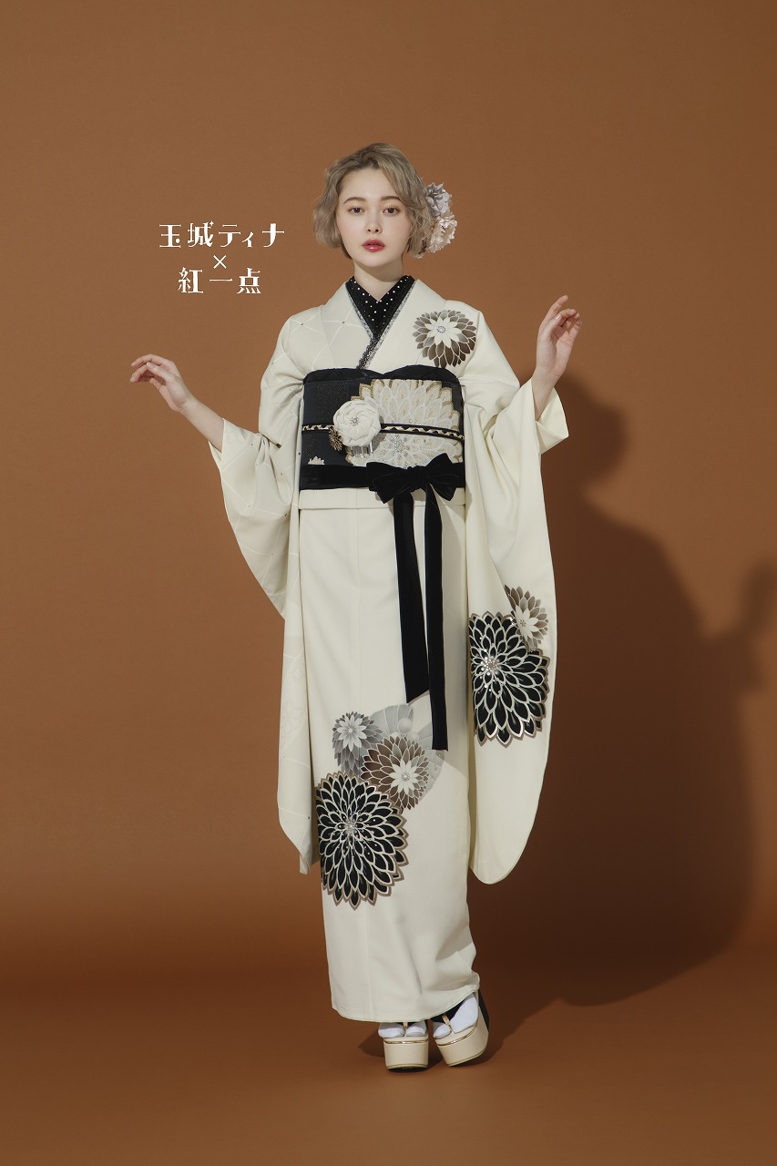 TAKAZENのレンタル振袖 【玉城ティナ×紅一点】白/ベージュ/黒　おしゃれ　かわいい　ヴィンテージレトロ　アンティーク調【通販可】　K297