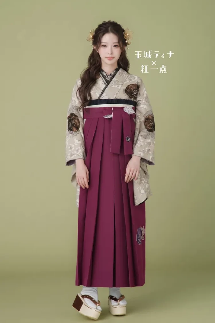 TAKAZENのレンタル袴 玉城ティナ×紅一点ブランド袴 くすみベージュ/ブラウン/ダスティーカラー 洋風 ヴィンテージスタイル 流行【通販可】R23042