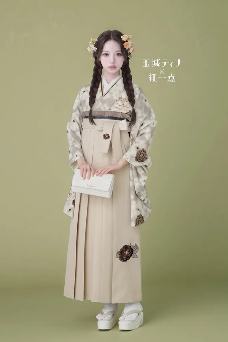TAKAZENのレンタル袴 玉城ティナ×紅一点ブランド袴 くすみベージュ/ニュアンスカラー 薔薇柄 かわいい おしゃれ 洋風【通販可】R23044