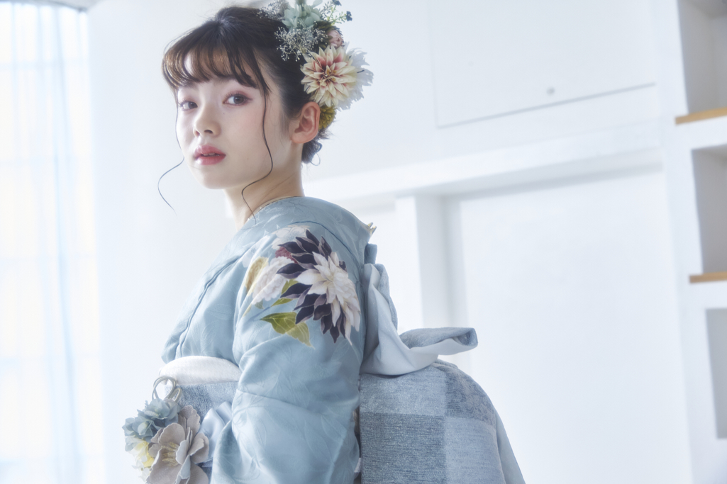 フリソデ　振袖　成人式　大人っぽい　可愛い　くすみカラー　今どき　おしゃれなきこなし　水色　薄い水色