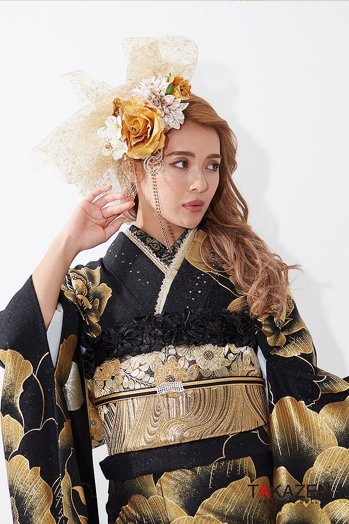 TAKAZENのレンタル振袖 モード　黒/金　薔薇柄/大柄　派手　ギャル振袖　門りょう様着用振袖　クール系　ゴージャス【通販可】G51