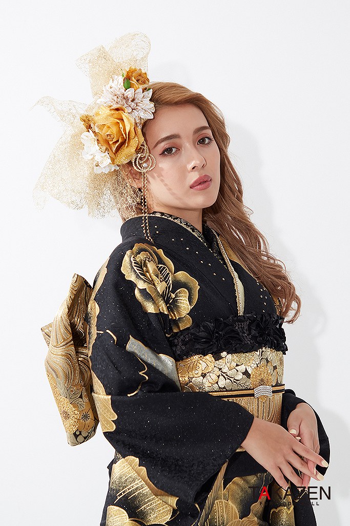 TAKAZENのレンタル振袖 モード　黒/金　薔薇柄/大柄　派手　ギャル振袖　門りょう様着用振袖　クール系　ゴージャス【通販可】G51