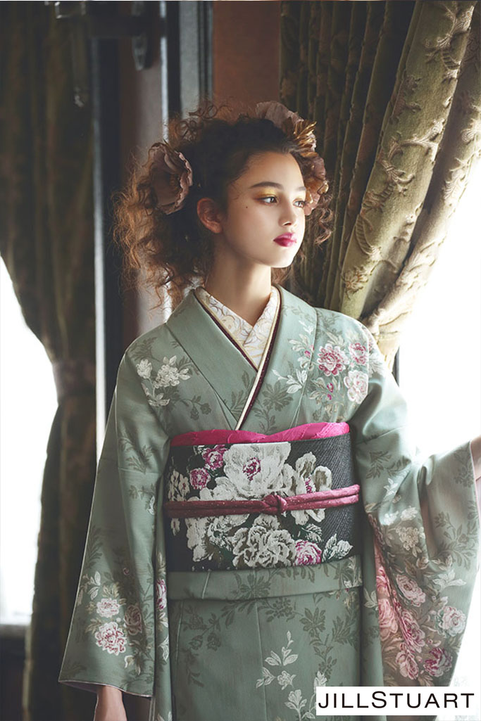 TAKAZENのレンタル振袖 JILLSTUART(ジルスチュアート)振袖　くすみ/モスグリーン　アンティーク調　かわいい　今どきの着こなし　　【通販可】K626