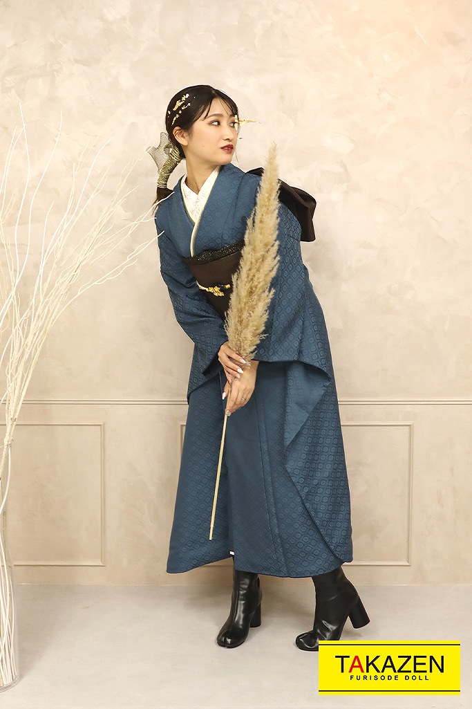 TAKAZENのレンタル振袖 ヴィンテージスタイル　青/紺　シンプル柄　人気無地振袖　足袋ブーツスタイル　統一感のある着こなし【通販可】YK237