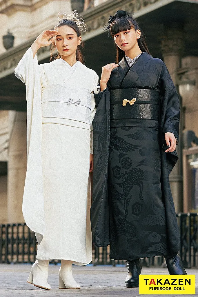 TAKAZENのレンタル振袖 ヴィンテージスタイル　黒/ブラック　無地　大人っぽい着こなし　真っ黒振袖　かっこいい　足袋ブーツ【2023年2024年度流行】【通販可】23009