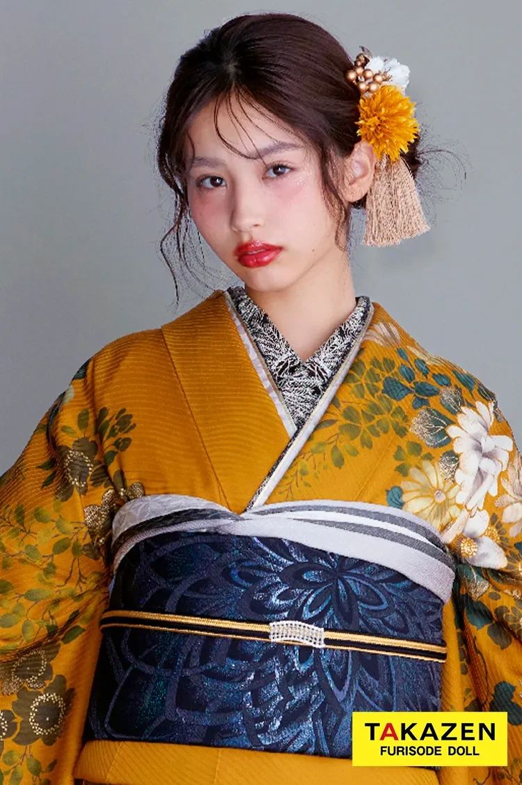 TAKAZENのレンタル振袖 ヴィンテージスタイル からし/黒 牡丹柄 ノスタルジック 個性的振袖 大正ロマン 人気 アンティーク調 ブーツスタイル 谷田ラナ【通販可】23011