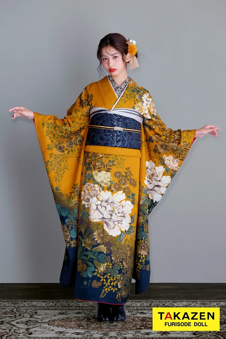 TAKAZENのレンタル振袖 ヴィンテージスタイル からし/黒 牡丹柄 ノスタルジック 個性的振袖 大正ロマン 人気 アンティーク調 ブーツスタイル 谷田ラナ【通販可】23011