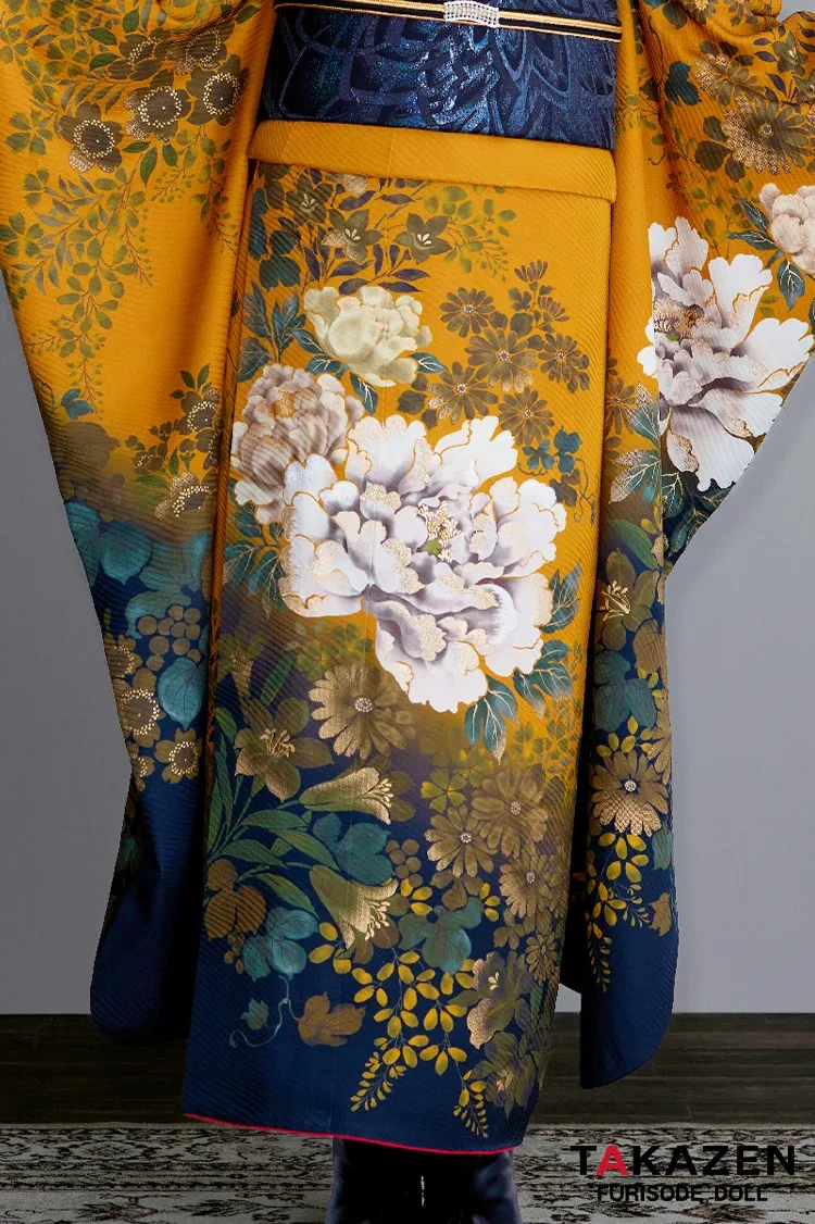 TAKAZENのレンタル振袖 ヴィンテージスタイル からし/黒 牡丹柄 ノスタルジック 個性的振袖 大正ロマン 人気 アンティーク調 ブーツスタイル 谷田ラナ【通販可】23011