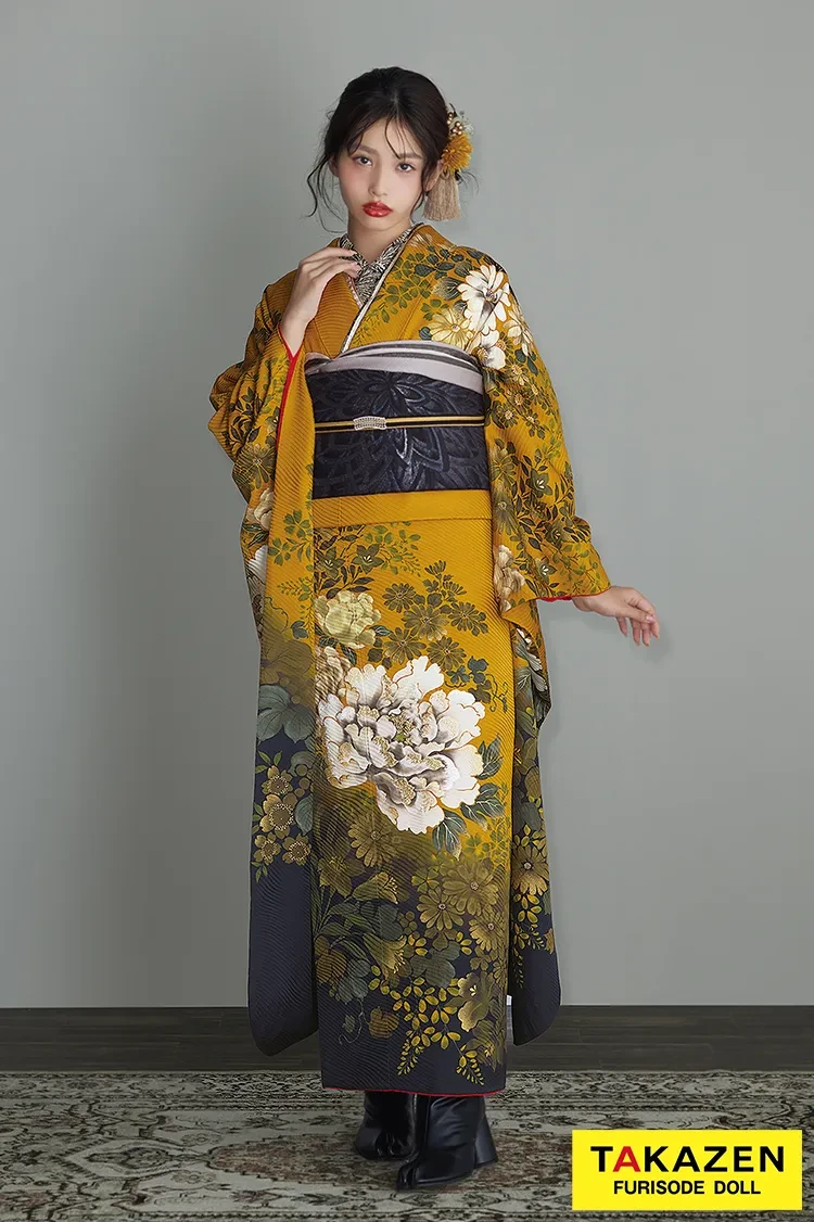 TAKAZENのレンタル振袖 ヴィンテージスタイル　からし/黒　牡丹柄　ノスタルジック　個性的振袖　大正ロマン　人気　アンティーク調　ブーツスタイル　谷田ラナ【通販可】23011