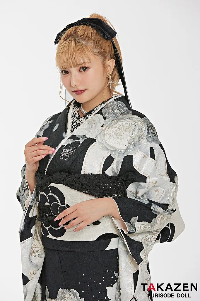 TAKAZENのレンタル振袖 最新作ヘップバーンシャネルカラー　黒/白　おしゃれな振袖　バラ/リボン柄　スワロフスキー付き　カメリア柄帯　【通販可】24003
