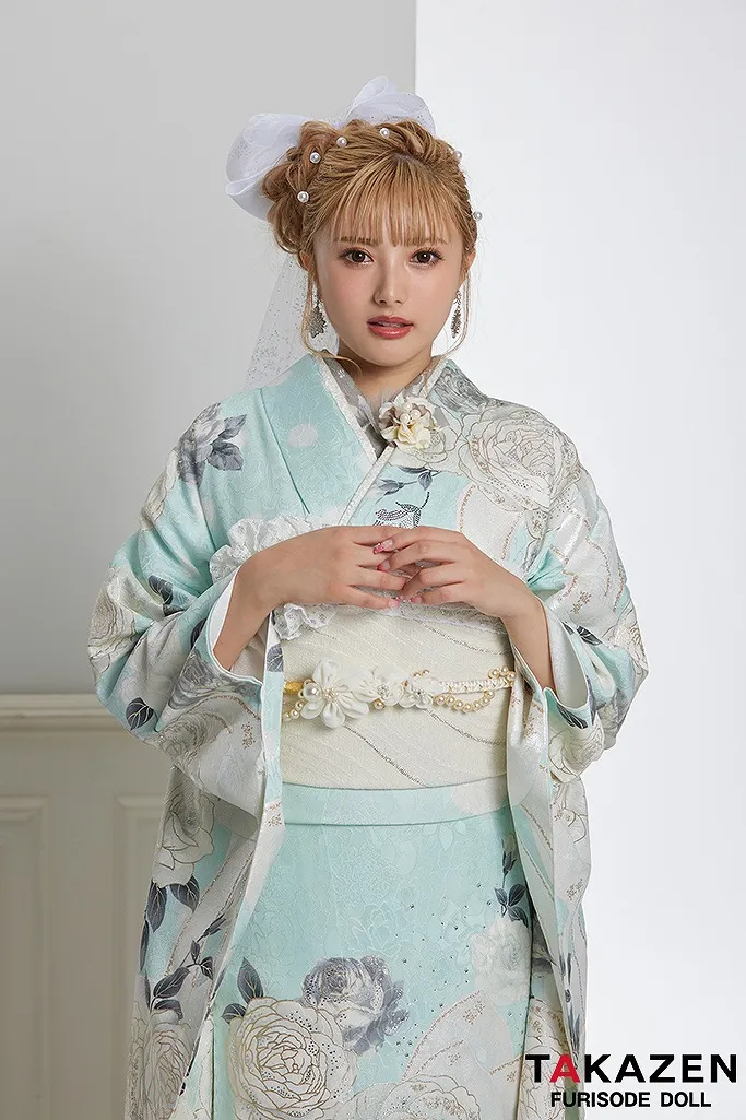 TAKAZENのレンタル振袖 最新作ヘップバーンシャネルカラー　ブルー(水色)/白　おしゃれな振袖　バラ/リボン柄　スワロフスキー付き　セレブ【通販可】24005　
