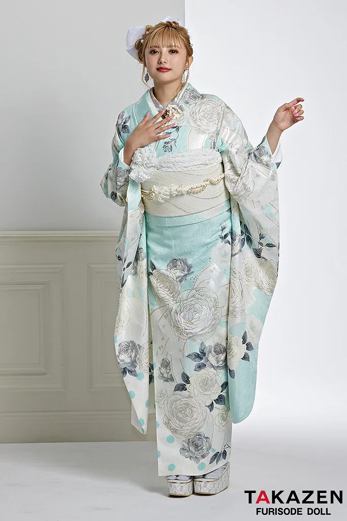 TAKAZENのレンタル振袖 最新作ヘップバーンシャネルカラー　ブルー(水色)/白　おしゃれな振袖　バラ/リボン柄　スワロフスキー付き　セレブ【通販可】24005　