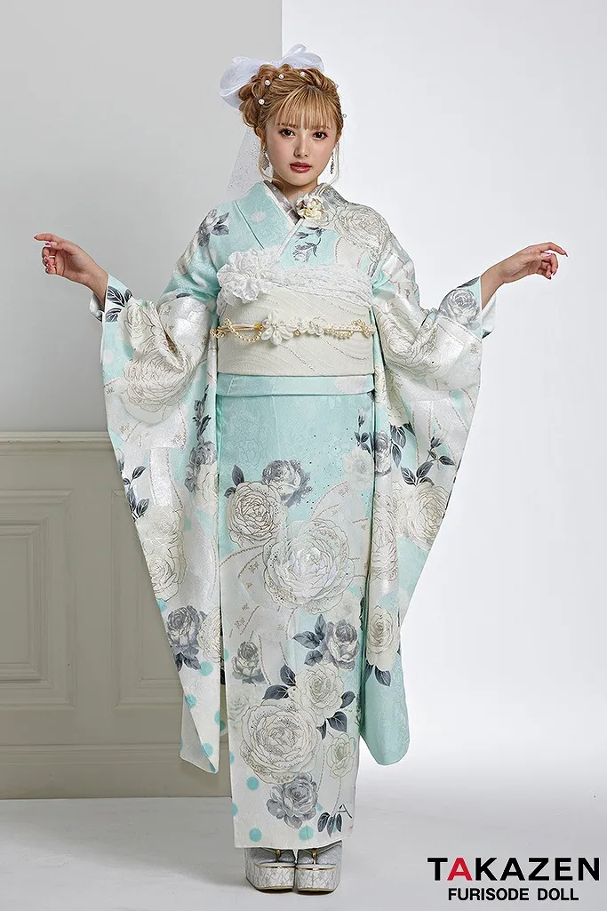 TAKAZENのレンタル振袖 最新作ヘップバーンシャネルカラー　ブルー(水色)/白　おしゃれな振袖　バラ/リボン柄　スワロフスキー付き　セレブ【通販可】24005　