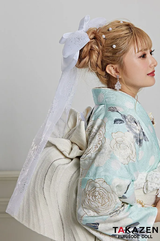 TAKAZENのレンタル振袖 最新作ヘップバーンシャネルカラー　ブルー(水色)/白　おしゃれな振袖　バラ/リボン柄　スワロフスキー付き　セレブ【通販可】24005　