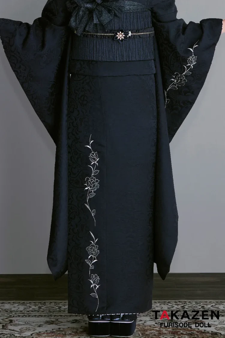 TAKAZENのレンタル振袖 ヴィンテージスタイル　ブラック/黒ベース　ワンポイント刺繍　人と被らない　シンプル振袖　おしゃれな着こなし　レースインナー　谷田ラナ【通販可】24031