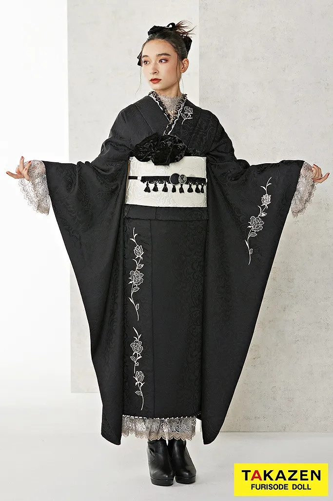 TAKAZENのレンタル振袖 最新作ヴィンテージスタイル　ブラック/黒ベース　ワンポイント刺繍　人と被らない　シンプル振袖　おしゃれな着こなし　ブーツスタイル　レース小物コーデ【通販可】24031