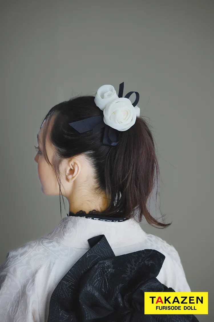 TAKAZENのレンタル振袖 ヴィンテージスタイル ホワイト/白ベース ワンポイント刺繍/スパンコール かぶらない 個性的 おしゃれ振袖 シンプル レースインナーコーデ 香川るな【通販可】24032