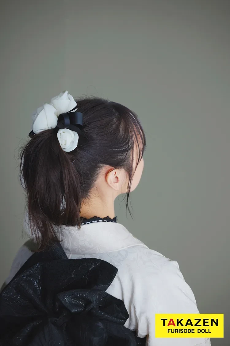 TAKAZENのレンタル振袖 ヴィンテージスタイル ホワイト/白ベース ワンポイント刺繍/スパンコール かぶらない 個性的 おしゃれ振袖 シンプル レースインナーコーデ 香川るな【通販可】24032