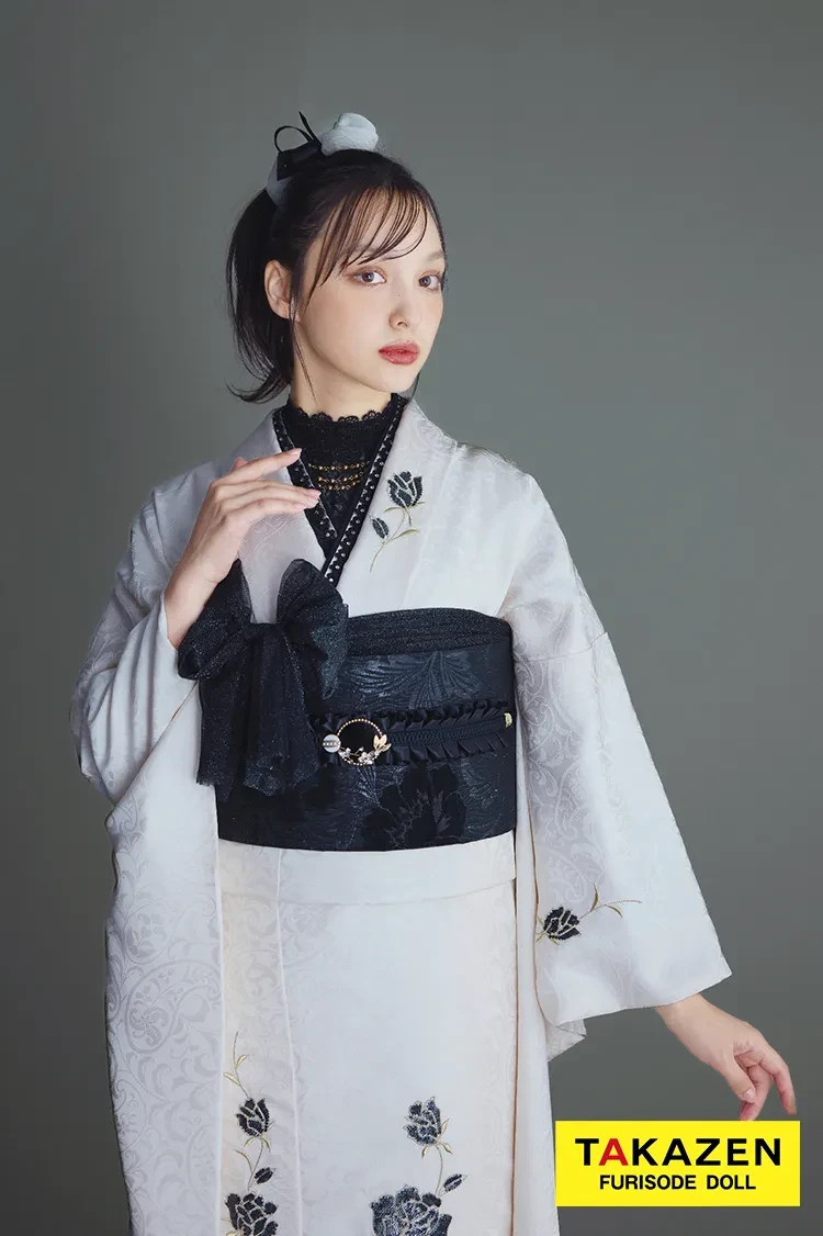 TAKAZENのレンタル振袖 ヴィンテージスタイル ホワイト/白ベース ワンポイント刺繍/スパンコール かぶらない 個性的 おしゃれ振袖 シンプル レースインナーコーデ 香川るな【通販可】24032