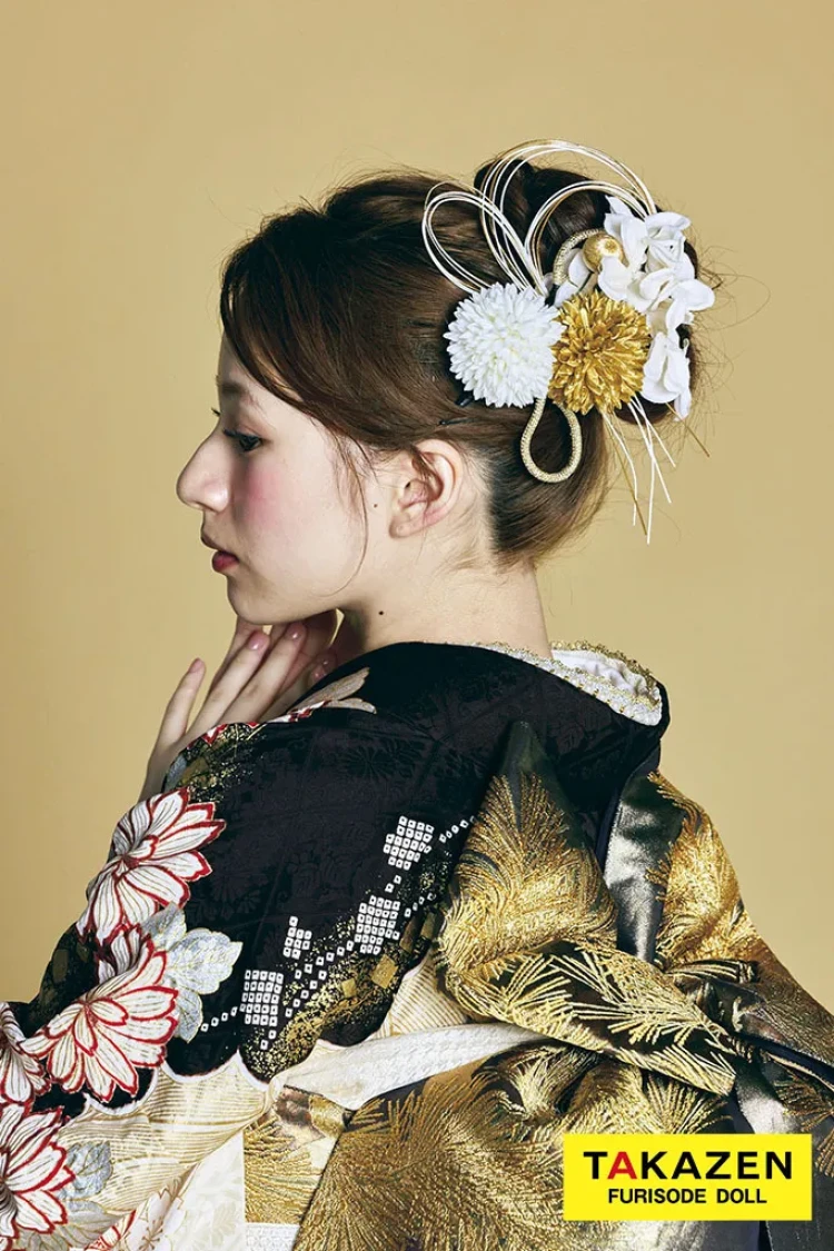 TAKAZENのレンタル振袖 最高級古典柄振袖 滝泰/最高級金彩刺繍絞り友禅 白/金/茶 鞠柄/牡丹柄 大人っぽい 豪華 上品 白宮みずほ【通販可】24042