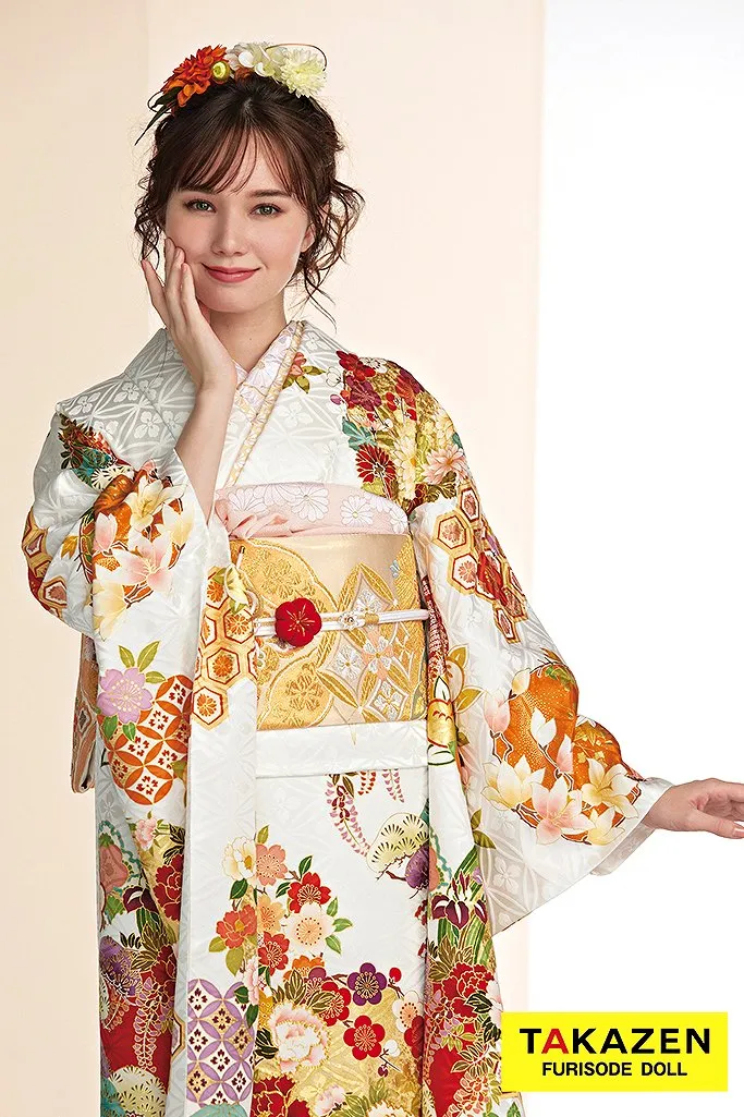 TAKAZENのレンタル振袖 最新作正統派古典　白/金/赤　柄小さめ　可愛い　低身長さんにもおすすめ　最高級金彩手描友禅　はんなり【通販可】24045