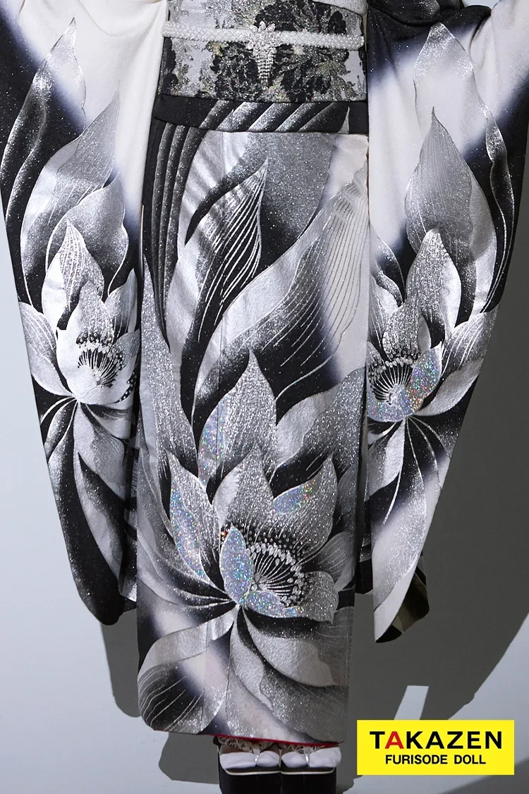 TAKAZENのレンタル振袖 モード 黒/シルバー 牡丹柄/大柄 派手 クール系振袖 キラキラスワロフスキー付き かっこいい 色っぽい ギャル 目立つ 伊藤桃々【通販可】24065