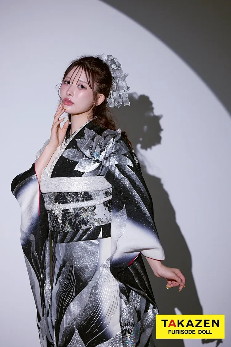 TAKAZENのレンタル振袖 モード 黒/シルバー 牡丹柄/大柄 派手 クール系振袖 キラキラスワロフスキー付き かっこいい 色っぽい ギャル 目立つ 伊藤桃々【通販可】24065